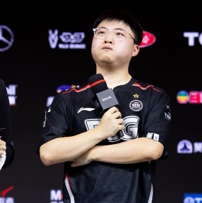 AYX-包含Uzi回归赛场,大胜首场状态亮眼,C9观众沸腾!的词条